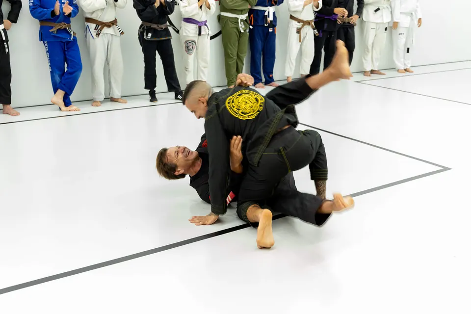 A live grappling round as teammates watch and learn